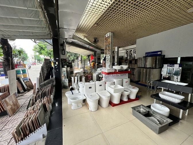 CẦN SANG NHƯỢNG CỬA HÀNG GÓC 2 MẶT TIỀN CỰC ĐẸP – NGANG 12M, VỊ TRÍ ĐẮ