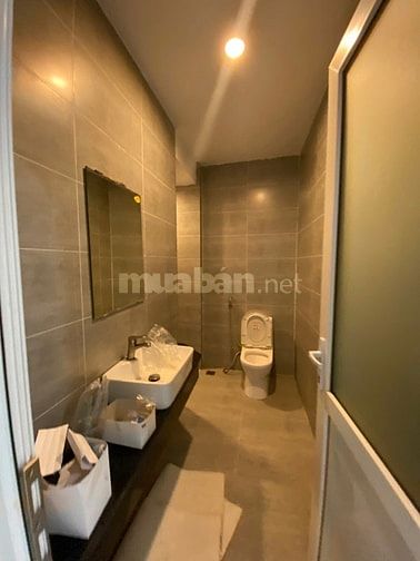 🏢 CHO THUÊ NHÀ MẶT TIỀN 202 TRẦN HƯNG ĐẠO, Q1 – HẦM THANG MÁY, NỞ HẬU