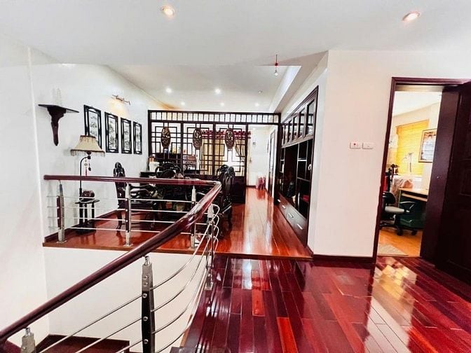 Bán BTLàng Việt Kiều Châu Âu đường Nguyễn Văn Lộc DT 200m2 giá 47.9 tỷ