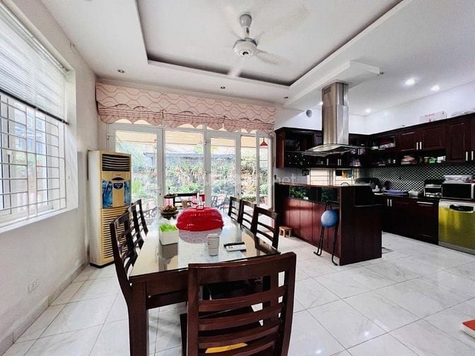 Bán BTLàng Việt Kiều Châu Âu đường Nguyễn Văn Lộc DT 200m2 giá 47.9 tỷ