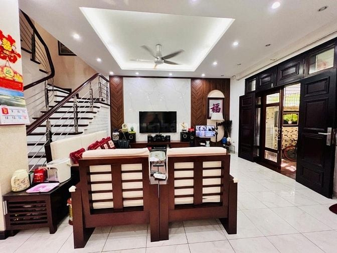 Bán BTLàng Việt Kiều Châu Âu đường Nguyễn Văn Lộc DT 200m2 giá 47.9 tỷ