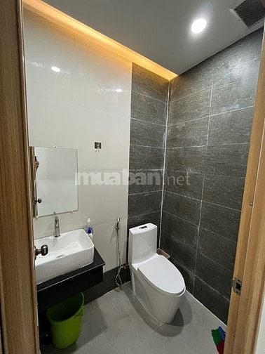 Nhà nguyên căn cho thuê 3 tầng: 2 tầng ở + 1 tầng sân thưọng