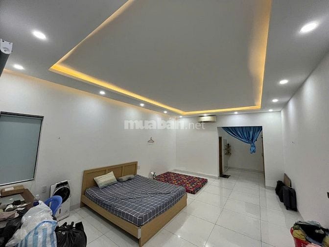Nhà nguyên căn cho thuê 3 tầng: 2 tầng ở + 1 tầng sân thưọng