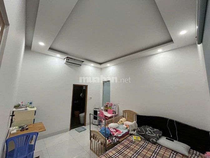 Nhà nguyên căn cho thuê 3 tầng: 2 tầng ở + 1 tầng sân thưọng