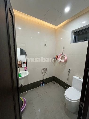 Nhà nguyên căn cho thuê 3 tầng: 2 tầng ở + 1 tầng sân thưọng