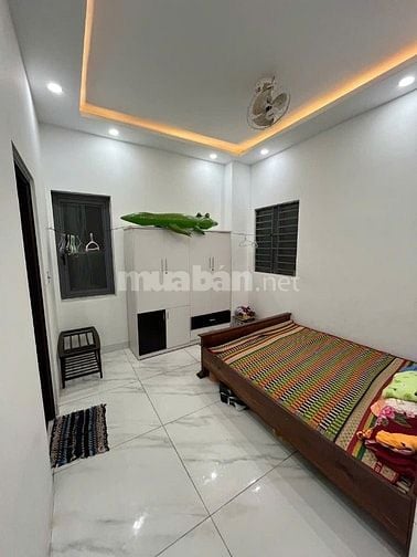 Nhà nguyên căn cho thuê 3 tầng: 2 tầng ở + 1 tầng sân thưọng