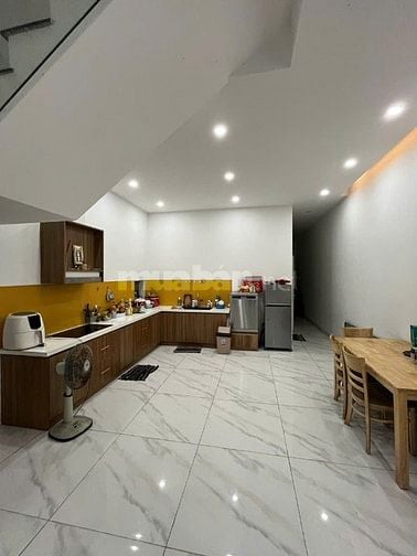 Nhà nguyên căn cho thuê 3 tầng: 2 tầng ở + 1 tầng sân thưọng