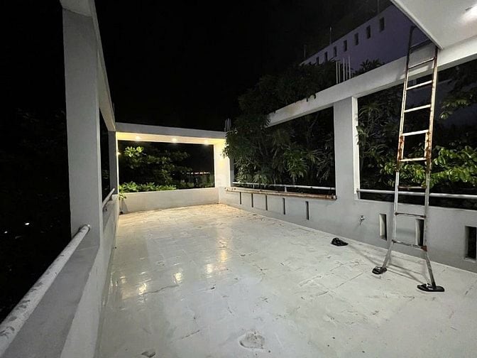 Nhà nguyên căn cho thuê 3 tầng: 2 tầng ở + 1 tầng sân thưọng