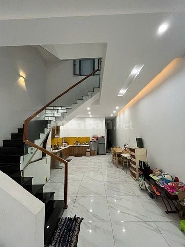 Nhà nguyên căn cho thuê 3 tầng: 2 tầng ở + 1 tầng sân thưọng