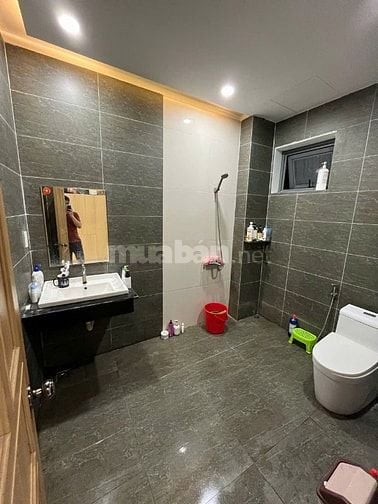 Nhà nguyên căn cho thuê 3 tầng: 2 tầng ở + 1 tầng sân thưọng