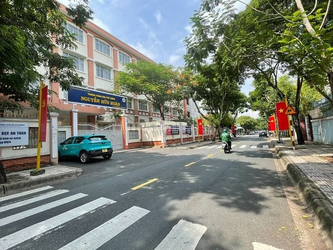 NHÀ LÔ GÓC 3 TẦNG TRƯỜNG THỌ - ĐẶNG VĂN BI: HIẾM CÓ, GIÁ TỐT 6.75 TỶ!