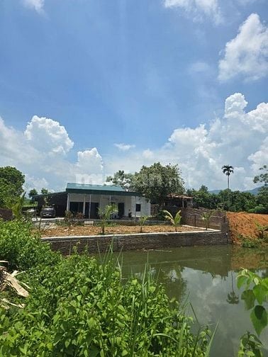  cần bán nhà khuôn viên đẹp bám ao, view núi, tiện cho nghỉ dưỡng