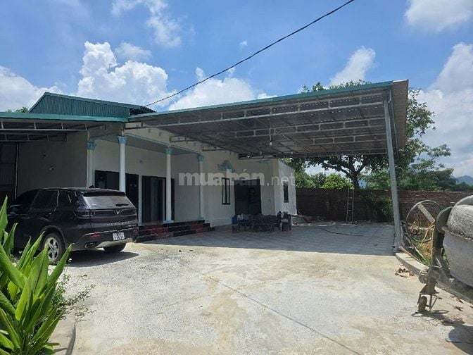  cần bán nhà khuôn viên đẹp bám ao, view núi, tiện cho nghỉ dưỡng