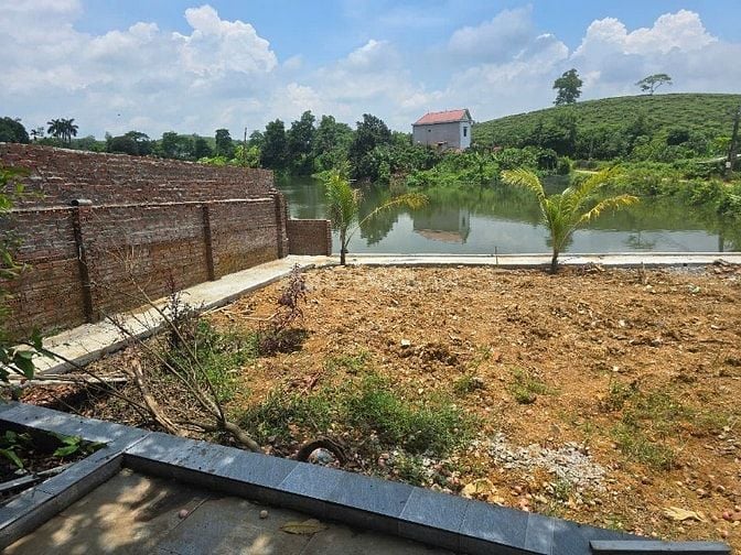  cần bán nhà khuôn viên đẹp bám ao, view núi, tiện cho nghỉ dưỡng