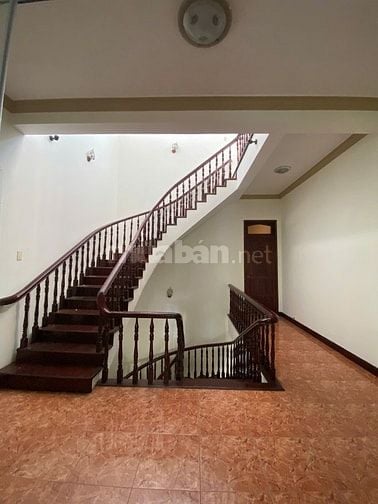 Cho thuê biệt thự sân vườn 1000m2 ngay tại Nguyễn Văn Đậu, Bình Thạnh
