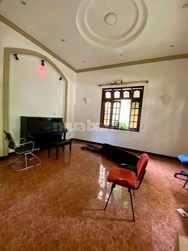 Cho thuê biệt thự sân vườn 1000m2 ngay tại Nguyễn Văn Đậu, Bình Thạnh