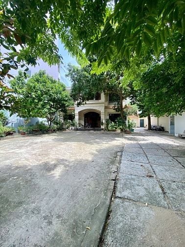 Cho thuê biệt thự sân vườn 1000m2 ngay tại Nguyễn Văn Đậu, Bình Thạnh