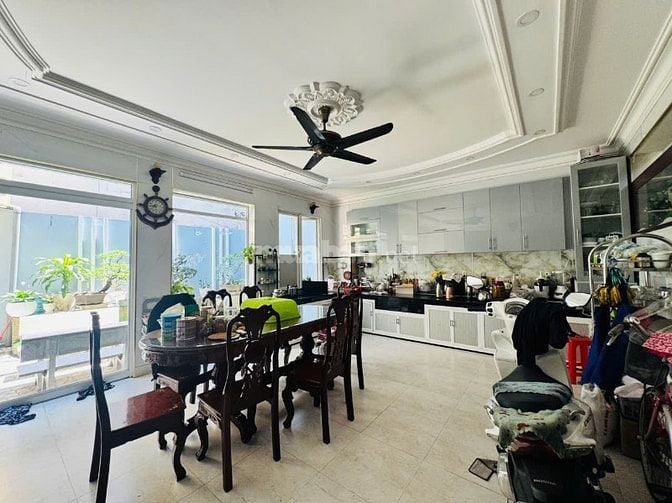Biệt thự cách đường Phạm Văn Thuận 200m sổ hồng 262m2 giá chỉ 11 tỷ