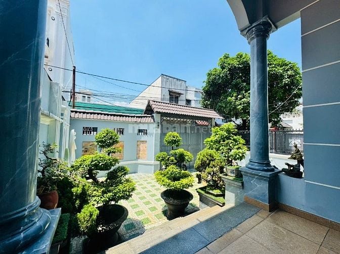 Biệt thự cách đường Phạm Văn Thuận 200m sổ hồng 262m2 giá chỉ 11 tỷ