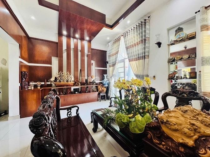 Biệt thự cách đường Phạm Văn Thuận 200m sổ hồng 262m2 giá chỉ 11 tỷ