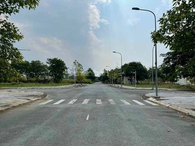 Bán đất biệt thự khu Đại Học Mở đường Tam Đa, TP.HCM, DT10.5x19m, 187m