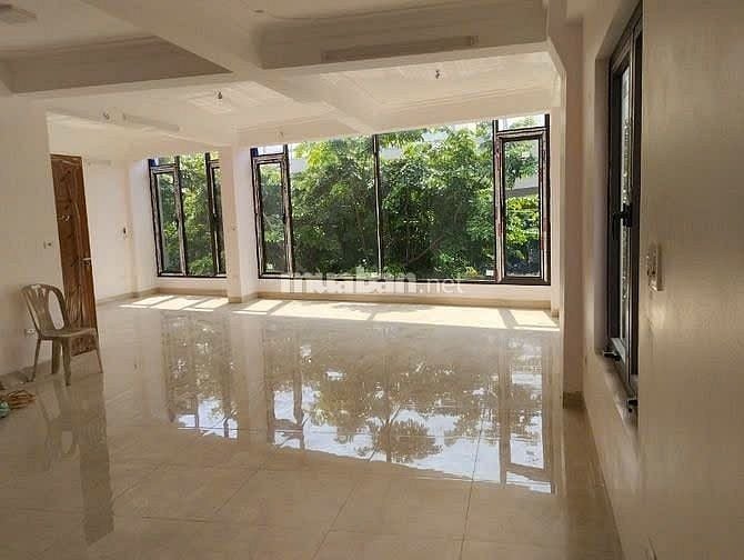 Cho thuê tầng 1 + tầng 2 nhà mặt đường số 400 Phạm Văn Đồng