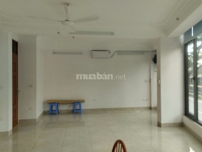 Cho thuê tầng 1 + tầng 2 nhà mặt đường số 400 Phạm Văn Đồng