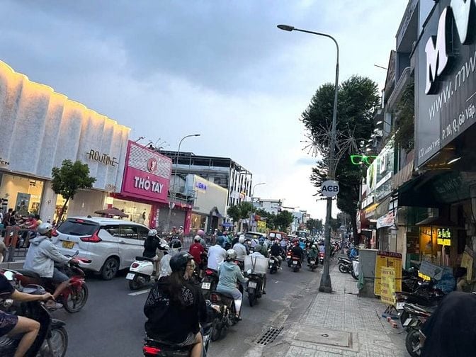 Nhà 2 Lầu tuyệt đẹp CAO CẤP góc 2 Mặt tiền kinh doanh đường Quang Trun