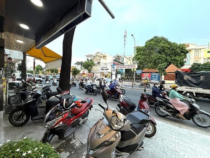 Nhà 2 Lầu tuyệt đẹp CAO CẤP góc 2 Mặt tiền kinh doanh đường Quang Trun