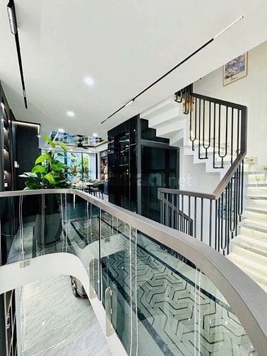 SIÊU SÓC Ô TÔ NGỦ TRONG NHÀ ĐƯỜNG HẢI THƯỢNG LÃNG ÔNG P.10 Q.5 ( SHR)
