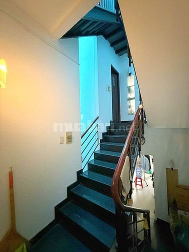 BÁN NHÀ MẶT TIỀN GIÁP QUẬN 10 GIÁ RẺ NHẤT KHU, 65M2, 5 TẦNG MỚI ĐẸP