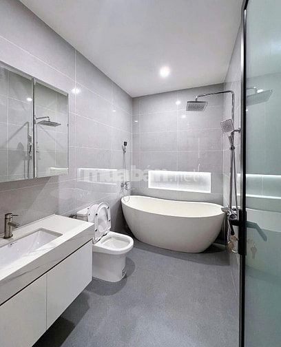 NHÀ MỚI XÂY 120M2 - 2,95 TỈ - 1 TRỆT 2 LẦU - 4PN,4WC - SỔ RIÊNG - TDM