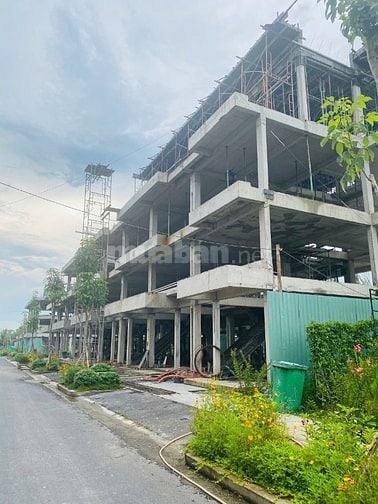 Bán nhà phố gần chợ Bình Chánh, pháp lý sạch , giá chỉ 4,7 tỷ 