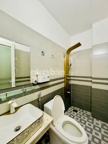 Đi nước ngoài định cư bán gấp nhà ở đường Lê Đại Hành, phường 11, quận