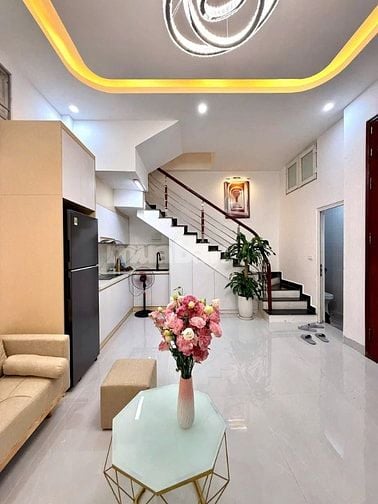 Nhà Đẹp Ở Luôn Thịnh Quang, Đống Đa 31m, 5 tầng, mt 3.5m, giá 7.88 tỷ.