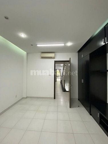 Chủ định cư cần bán gấp nhà 4 tầng mặt tiền 80m2 giá 2TY3