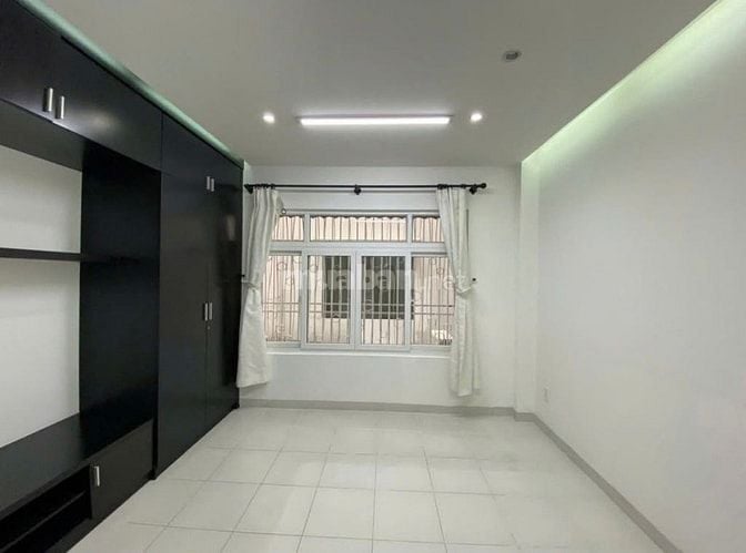 Chủ định cư cần bán gấp nhà 4 tầng mặt tiền 80m2 giá 2TY3