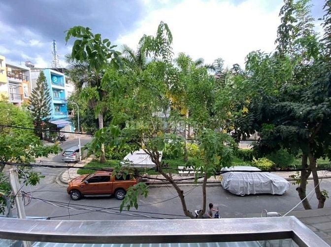 Chủ định cư cần bán gấp nhà 4 tầng mặt tiền 80m2 giá 2TY3