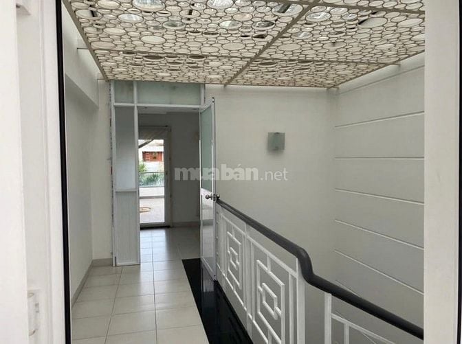Chủ định cư cần bán gấp nhà 4 tầng mặt tiền 80m2 giá 2TY3
