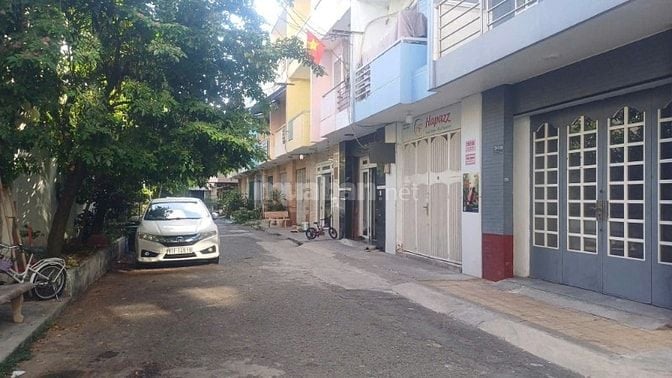 Cho thuê nhà hẻm 4m(XH) Đường C1, P.13, Q.Tân Bình giá 11tr