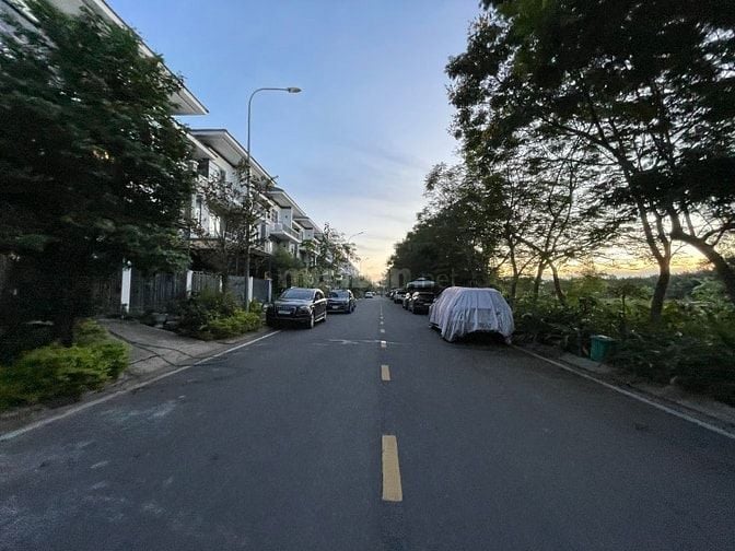 Bán nhà mặt tiền, căn góc 8x17.6m, vị trí vàng, cách trung tâm 25 phút