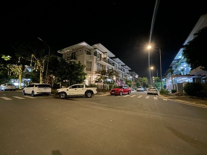 Bán nhà mặt tiền, căn góc 8x17.6m, vị trí vàng, cách trung tâm 25 phút