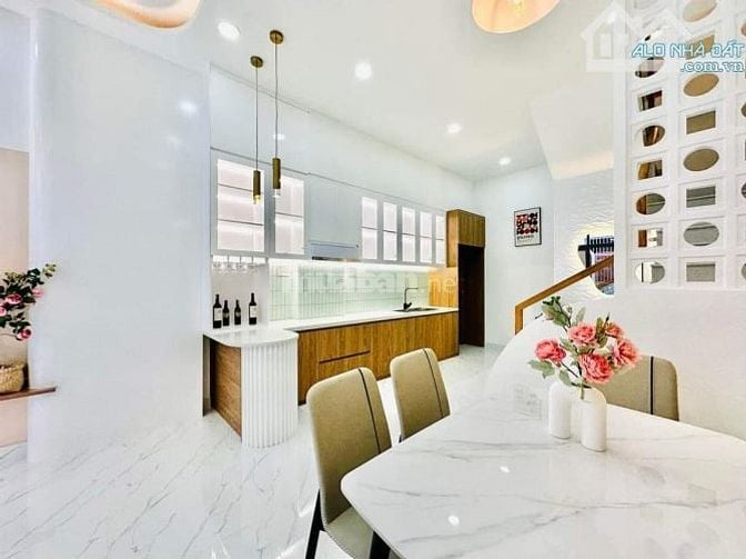  KẸT TIỀN BÁN GẤP CĂN NHÀ ĐƯỜNG HOÀNG HOA THÁM -BÌNH THẠNH GIÁ 2.3 Tỷ