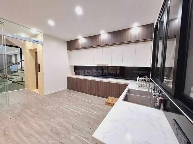 Bán nhà 4 tầng phố Hoàng Ngân, 70m2, có thang máy, ô tô ra vào, ở ngay