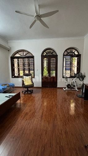 Bán nhà 5 tầng phố Nguyên Hồng, 70m2, có vỉa hè, phân lô, ô tô ra vào