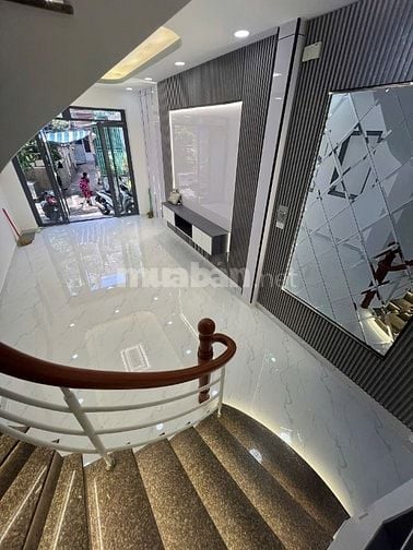 Nhà trung tâm Phú Nhuận, gần khu ẩm thực Phan Xích Long.