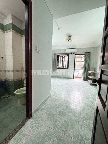Sang hợp đồng căn hộ dịch vụ ngay cao lỗ Q8