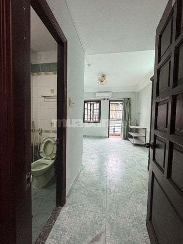 Sang hợp đồng căn hộ dịch vụ ngay cao lỗ Q8