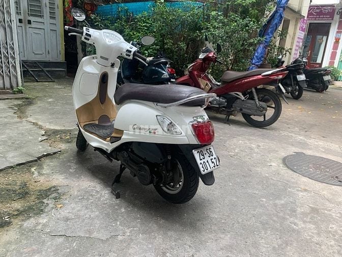 Cần bán xe Kimco đời mới Fi 125cc màu trắng, xe còn rất mới, ít đi