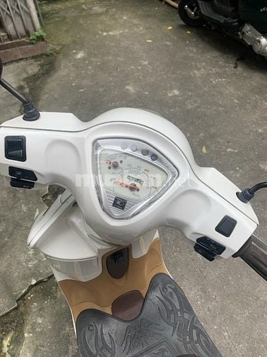 Cần bán xe Kimco đời mới Fi 125cc màu trắng, xe còn rất mới, ít đi